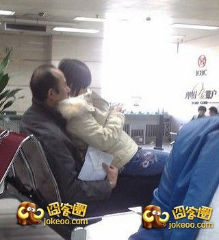 图片[1]-银行里实在是太挤啦!-囧客圈