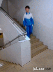 图片[1]-骚年有独特的下楼梯方式-囧客圈