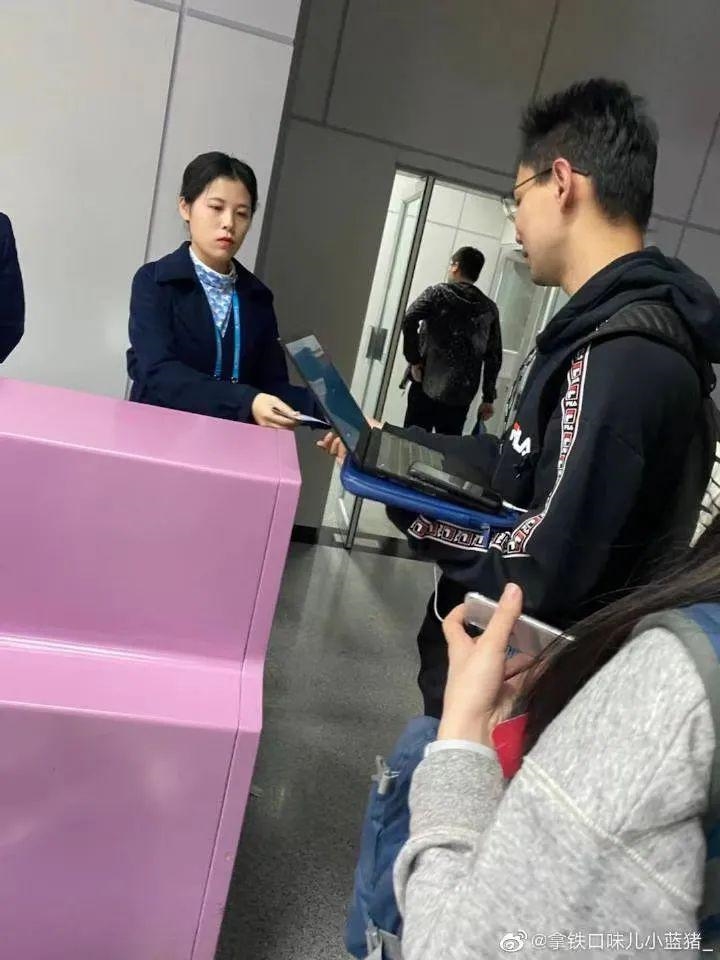 长城爬到一半“互联网民工”被迫加班 网友纷纷晒图