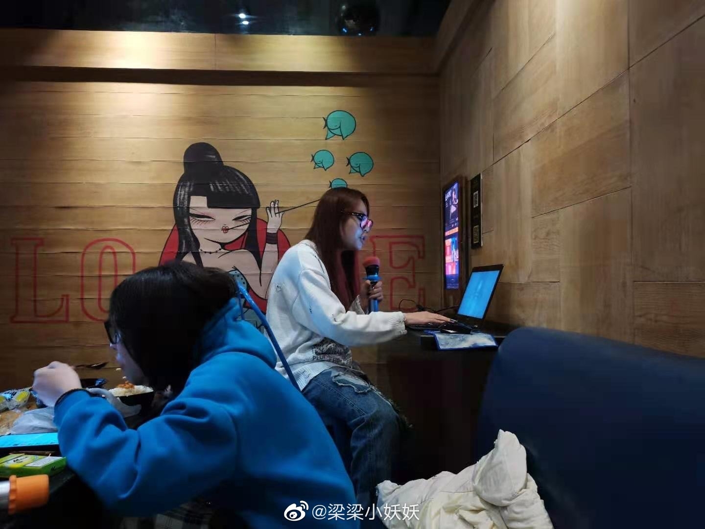 长城爬到一半“互联网民工”被迫加班 网友纷纷晒图